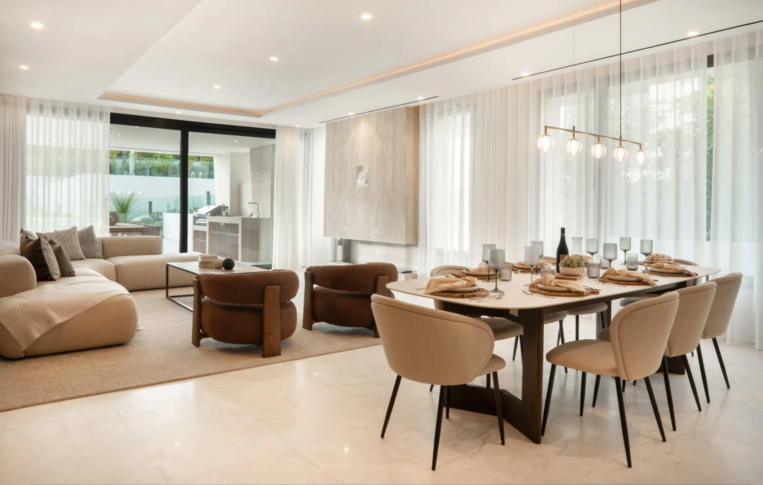 This exquisite 4-bedroom duplex in Epic Marbella by Fendi offers the ultimate in luxury living on Marbella's prestigious Golden Mile. With 337.94 m² of beautifully designed interiors and a 105.38 m² private terrace, this brand-new residence is the perfect