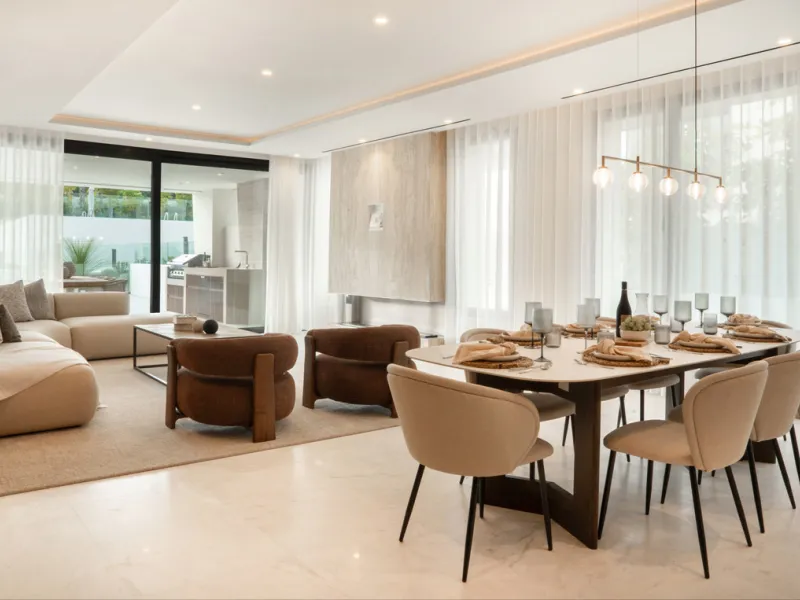 This exquisite 4-bedroom duplex in Epic Marbella by Fendi offers the ultimate in luxury living on Marbella's prestigious Golden Mile. With 337.94 m² of beautifully designed interiors and a 105.38 m² private terrace, this brand-new residence is the perfect