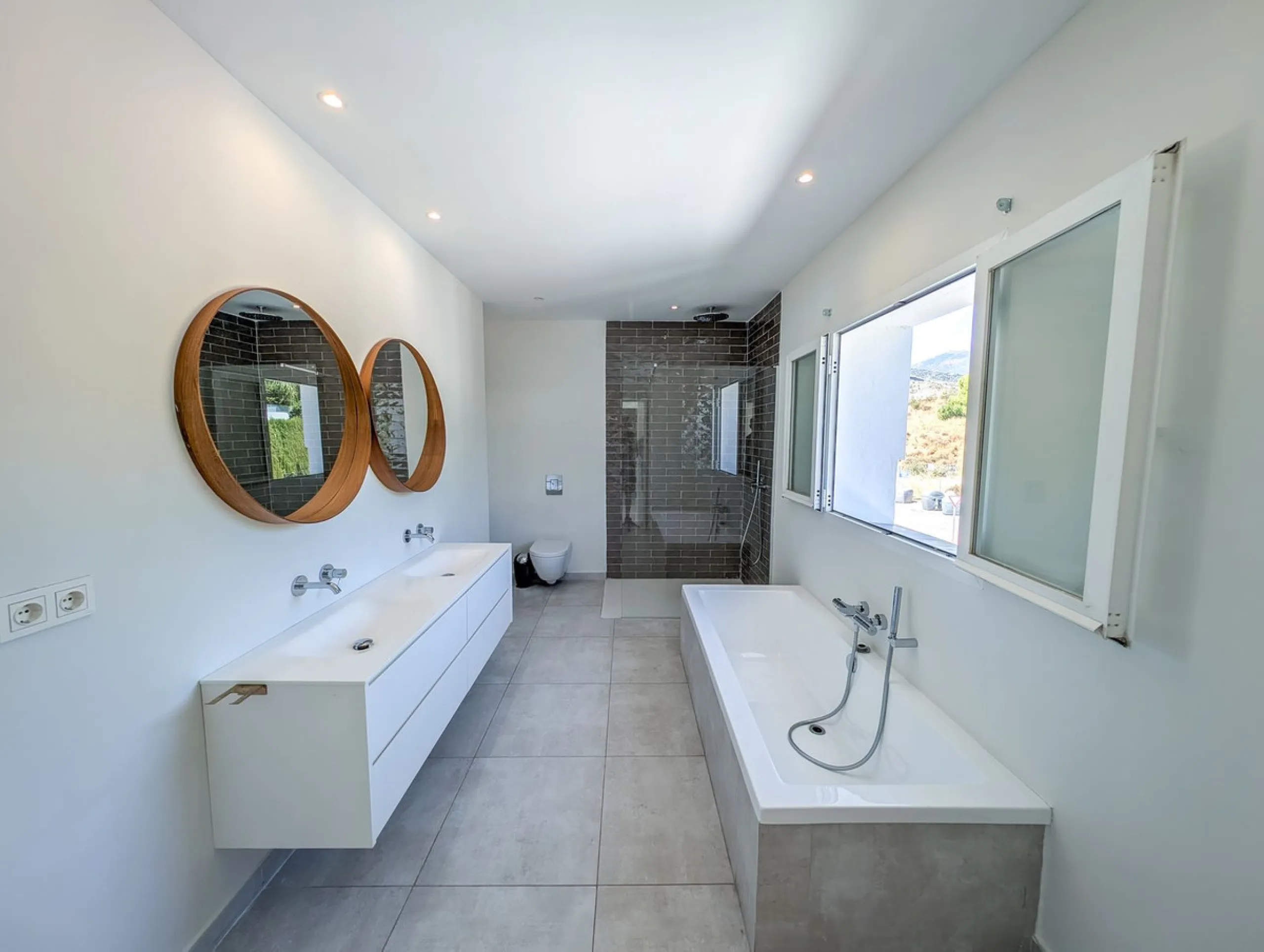 Frontline Golf Villa for Sale in Nueva Andalucía – Los Naranjos