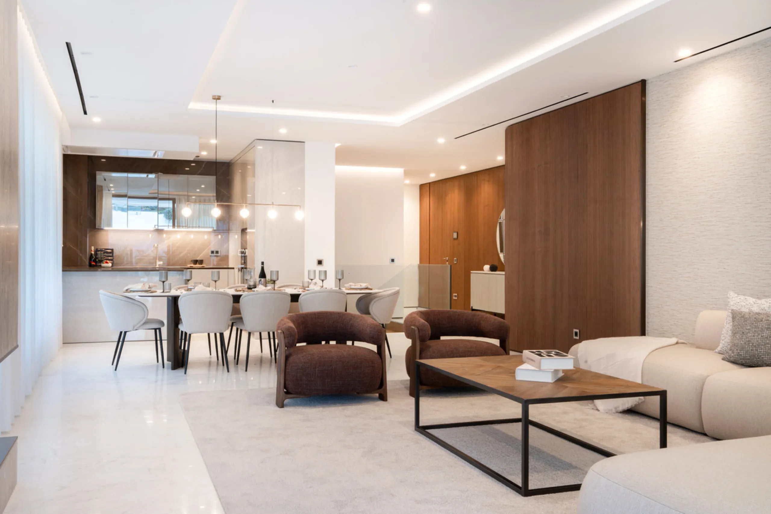 This exquisite 4-bedroom duplex in Epic Marbella by Fendi offers the ultimate in luxury living on Marbella's prestigious Golden Mile. With 337.94 m² of beautifully designed interiors and a 105.38 m² private terrace, this brand-new residence is the perfect