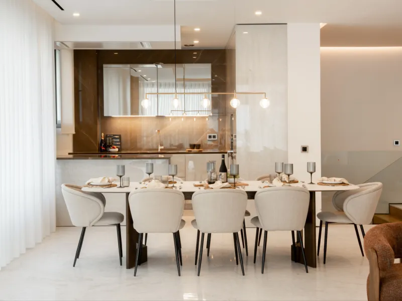 This exquisite 4-bedroom duplex in Epic Marbella by Fendi offers the ultimate in luxury living on Marbella's prestigious Golden Mile. With 337.94 m² of beautifully designed interiors and a 105.38 m² private terrace, this brand-new residence is the perfect