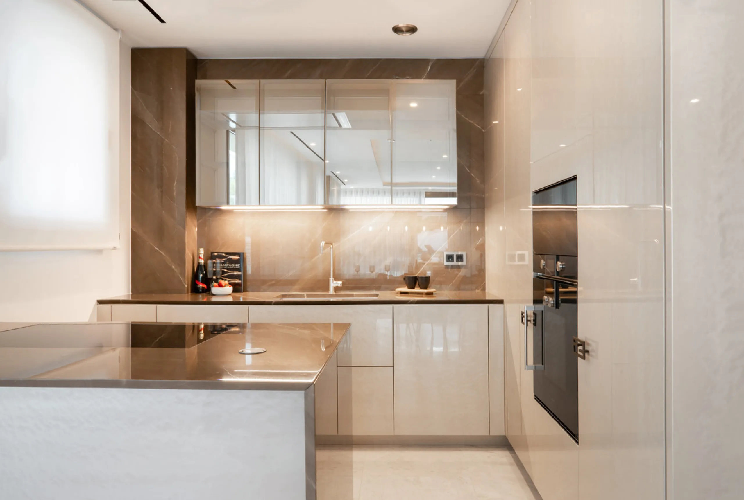 This exquisite 4-bedroom duplex in Epic Marbella by Fendi offers the ultimate in luxury living on Marbella's prestigious Golden Mile. With 337.94 m² of beautifully designed interiors and a 105.38 m² private terrace, this brand-new residence is the perfect