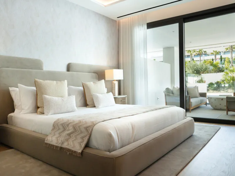 This exquisite 4-bedroom duplex in Epic Marbella by Fendi offers the ultimate in luxury living on Marbella's prestigious Golden Mile. With 337.94 m² of beautifully designed interiors and a 105.38 m² private terrace, this brand-new residence is the perfect
