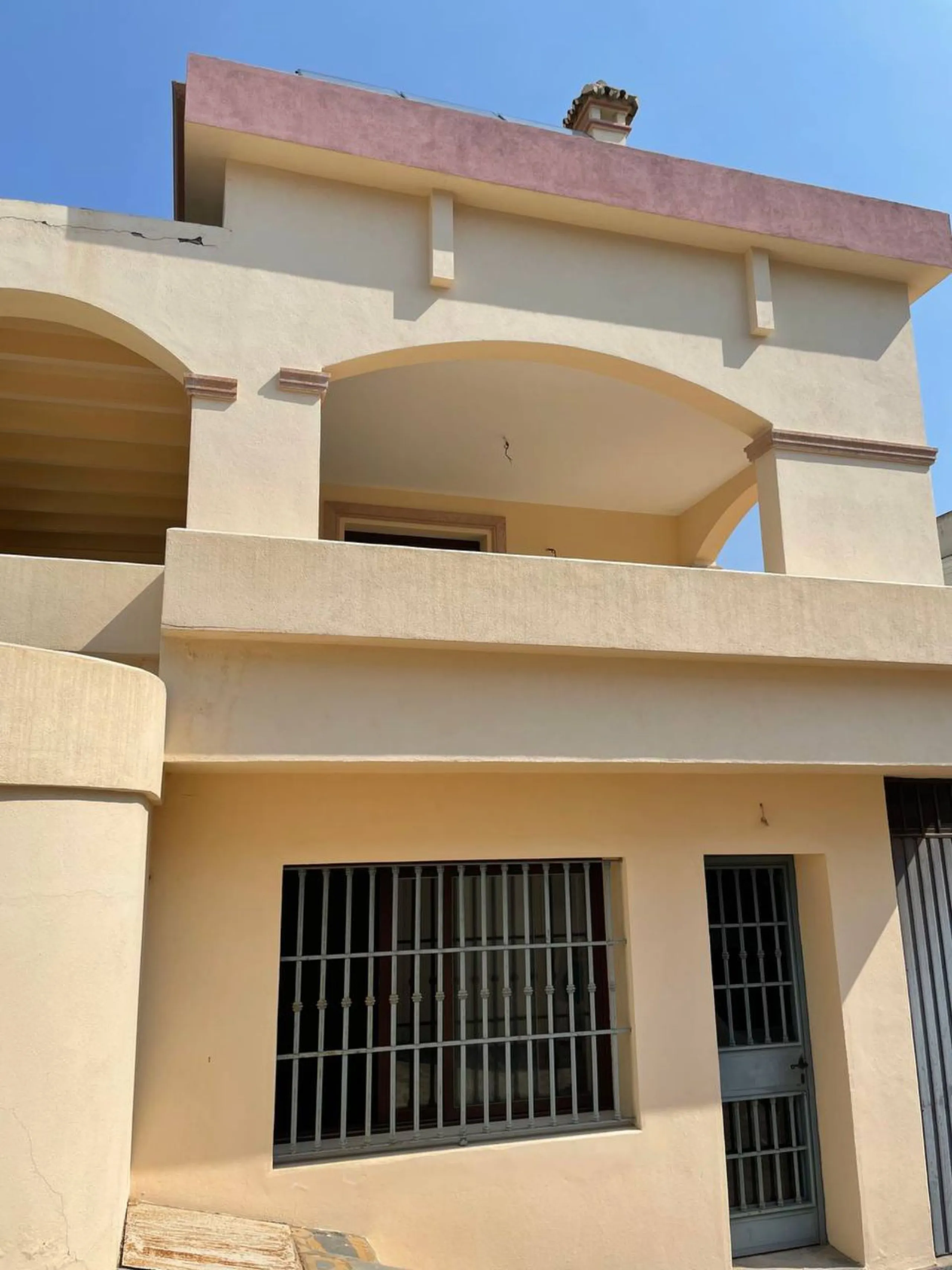 House - Detached Villa в продаже в Marbella, Málaga. В доме 4 спален и 3 ванных комнат. Площадь дома 400 м²