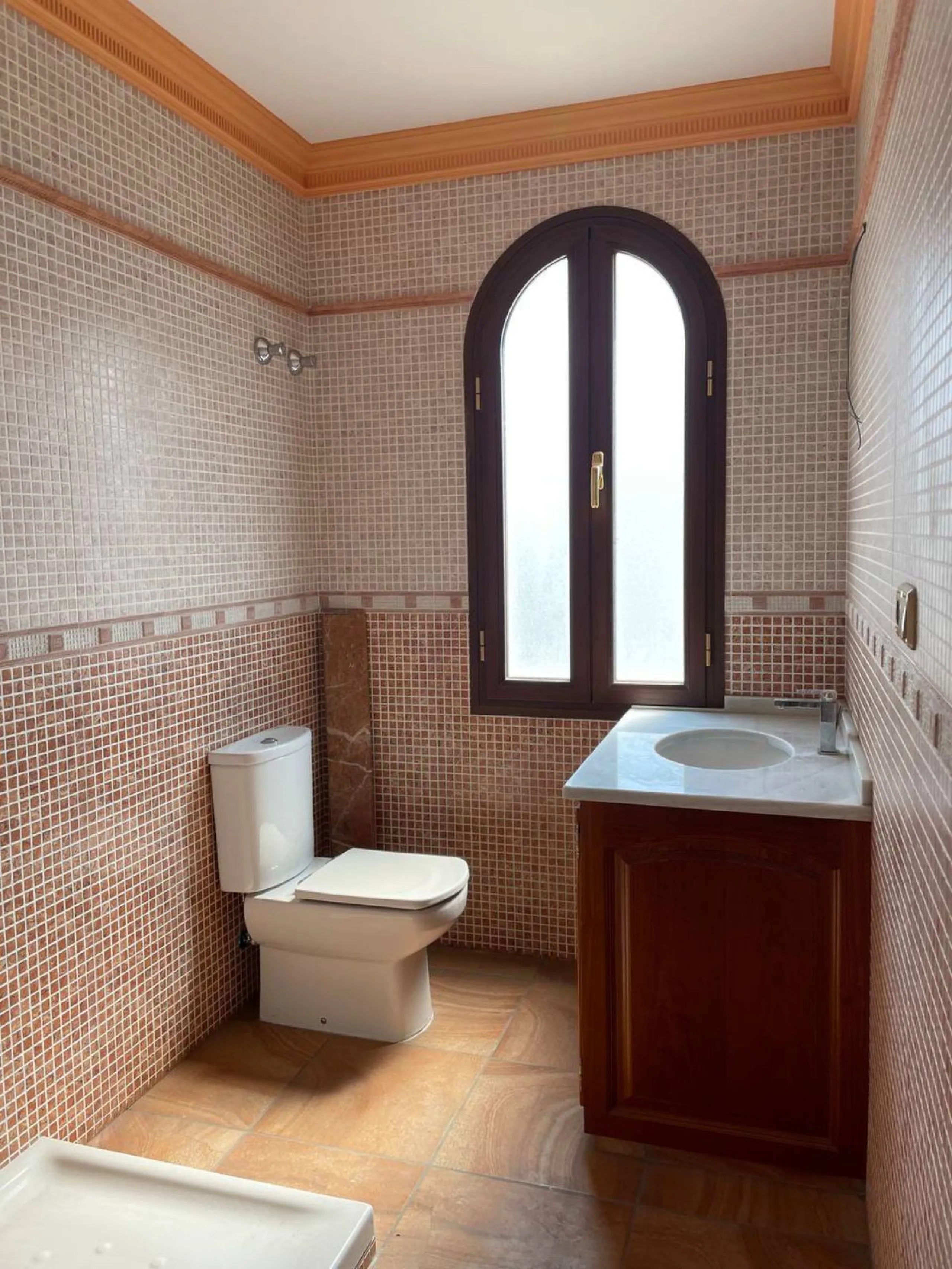 House - Detached Villa в продаже в Marbella, Málaga. В доме 4 спален и 3 ванных комнат. Площадь дома 400 м²