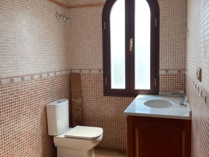 House - Detached Villa в продаже в Marbella, Málaga. В доме 4 спален и 3 ванных комнат. Площадь дома 400 м²
