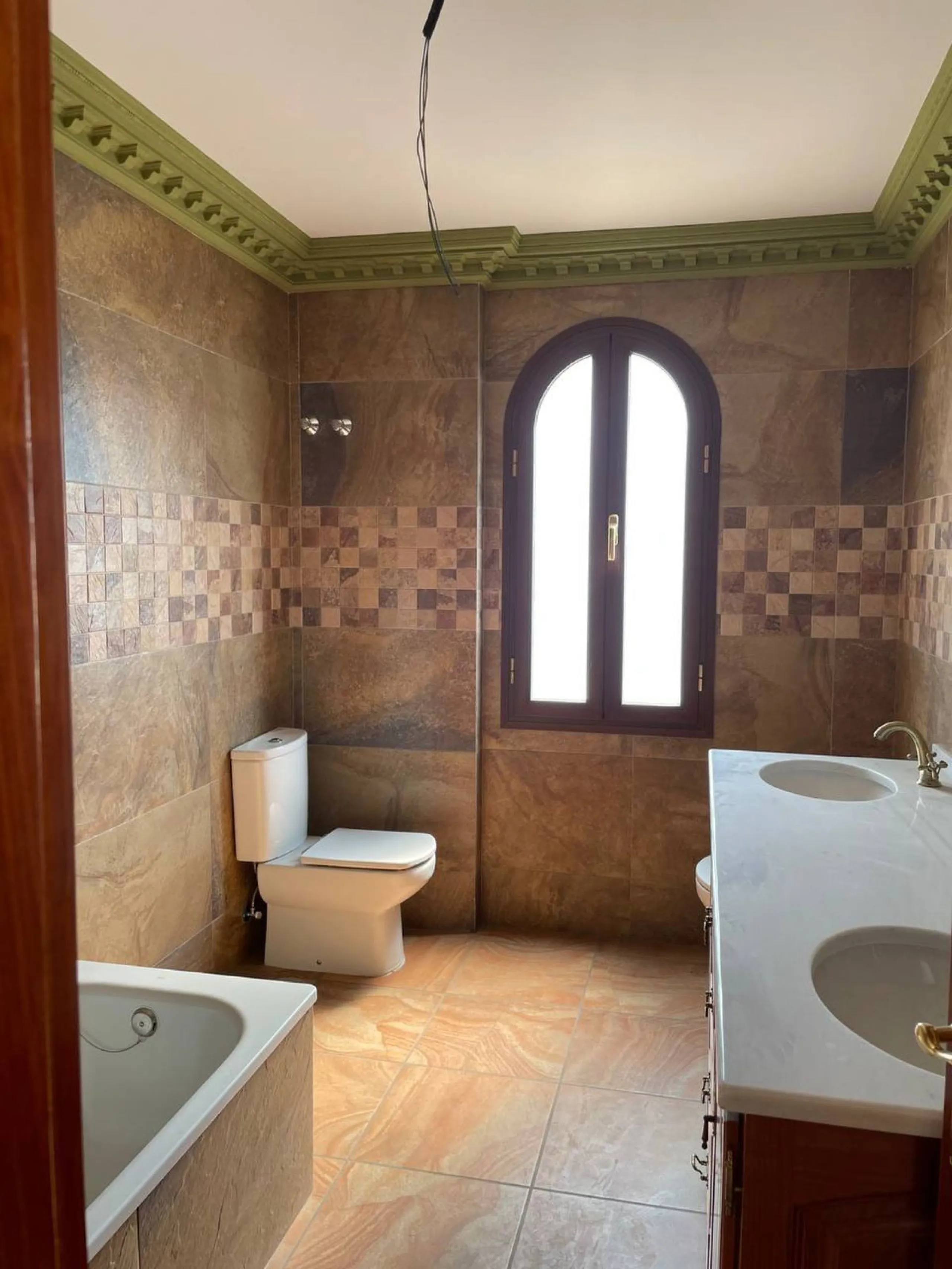 House - Detached Villa в продаже в Marbella, Málaga. В доме 4 спален и 3 ванных комнат. Площадь дома 400 м²