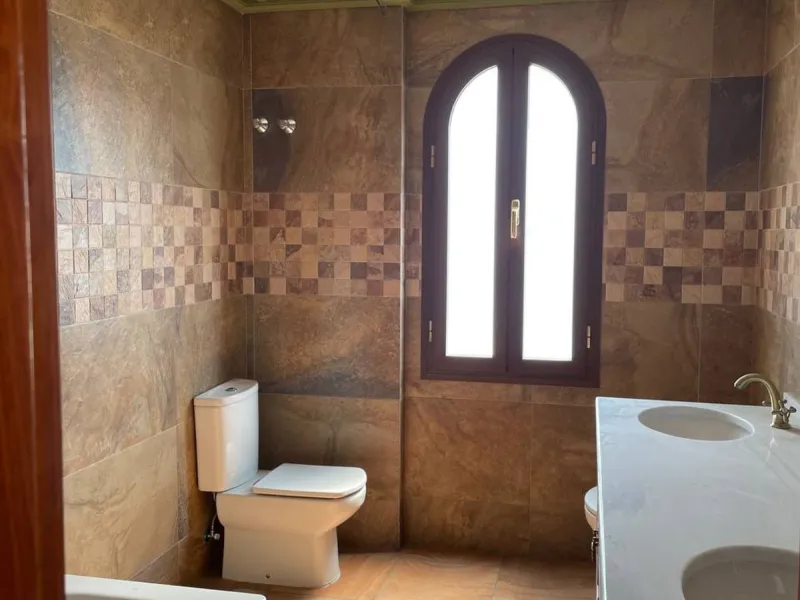 House - Detached Villa в продаже в Marbella, Málaga. В доме 4 спален и 3 ванных комнат. Площадь дома 400 м²