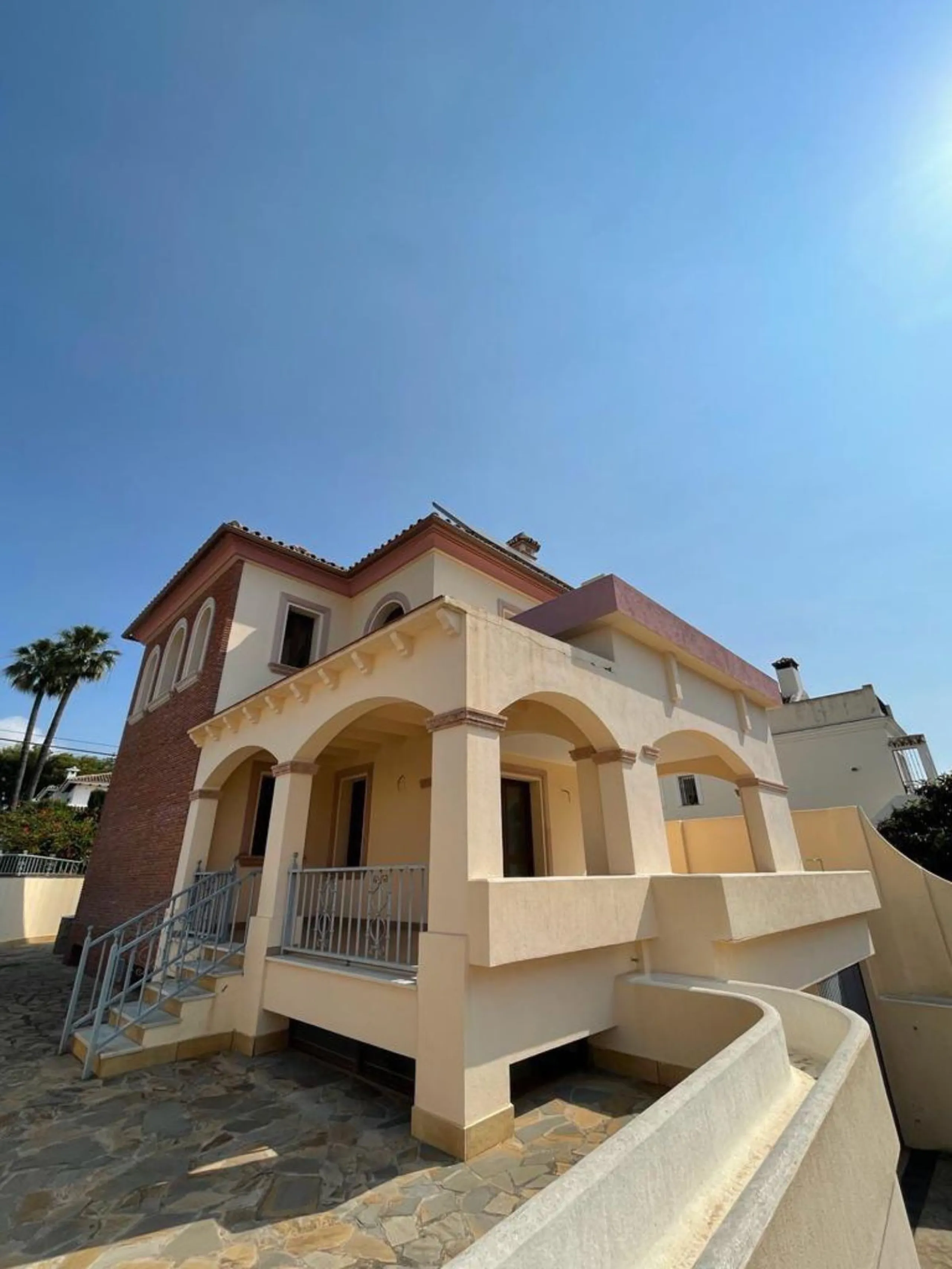 House - Detached Villa в продаже в Marbella, Málaga. В доме 4 спален и 3 ванных комнат. Площадь дома 400 м²