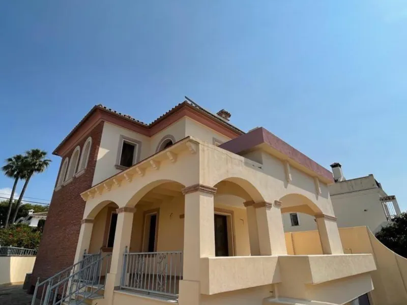 House - Detached Villa в продаже в Marbella, Málaga. В доме 4 спален и 3 ванных комнат. Площадь дома 400 м²