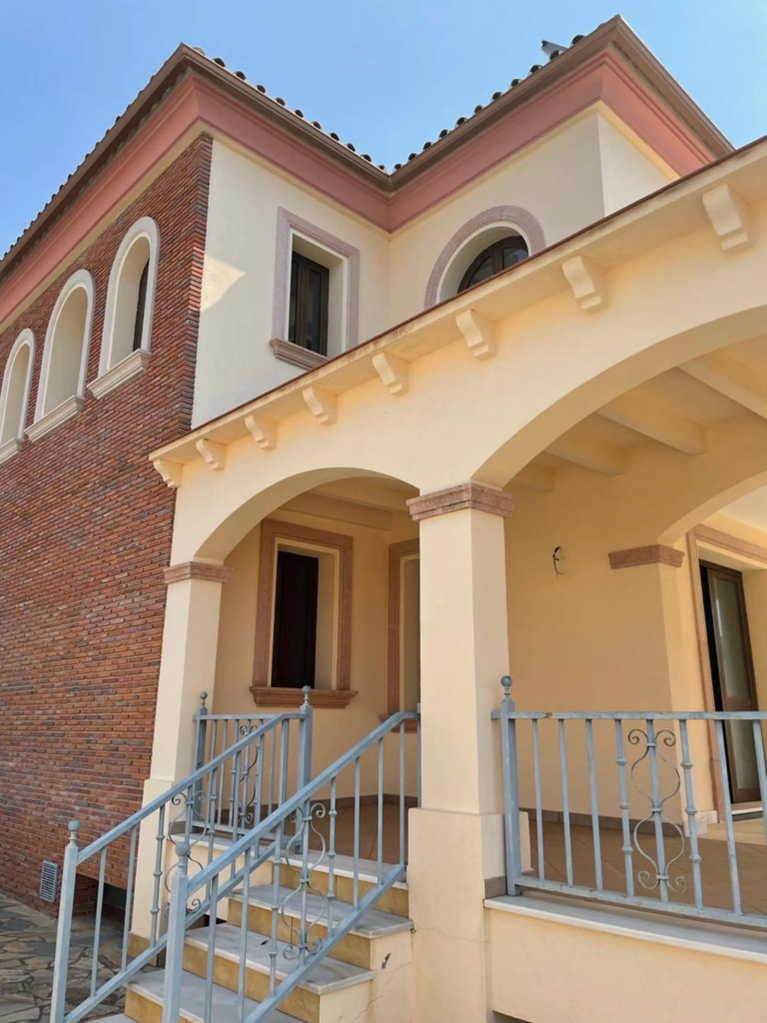 House - Detached Villa в продаже в Marbella, Málaga. В доме 4 спален и 3 ванных комнат. Площадь дома 400 м²