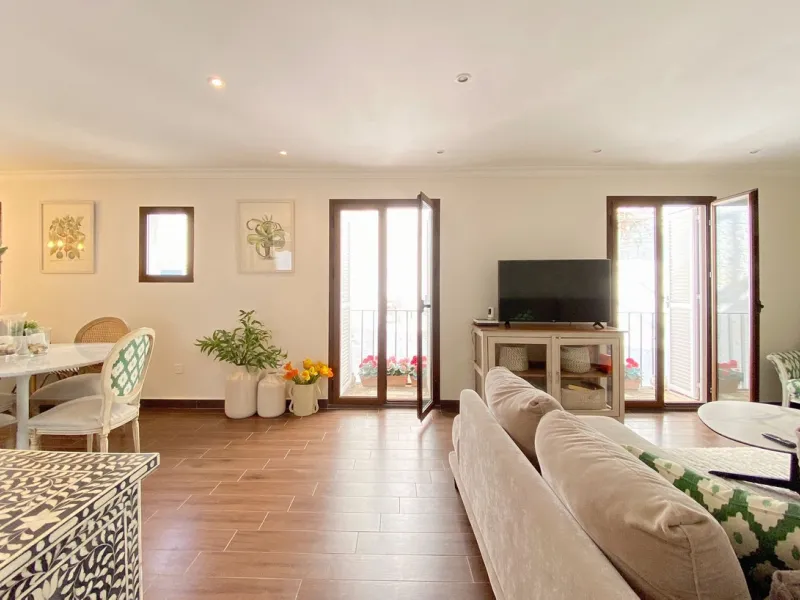 Charming house in the old town, with a stunning sunny terrace and beautiful views of the historic center.