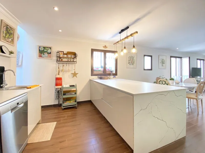 Charming house in the old town, with a stunning sunny terrace and beautiful views of the historic center.