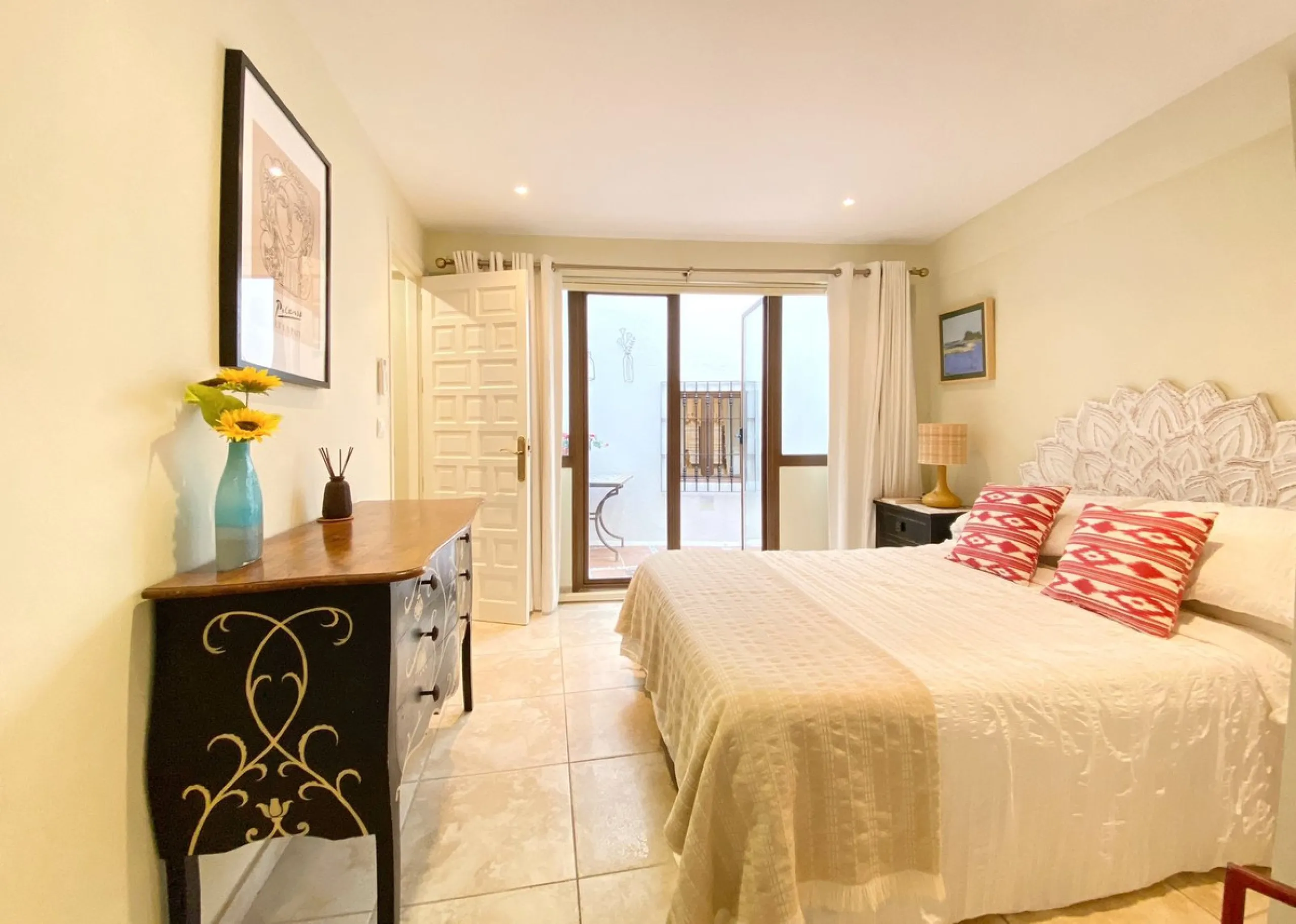 Charming house in the old town, with a stunning sunny terrace and beautiful views of the historic center.