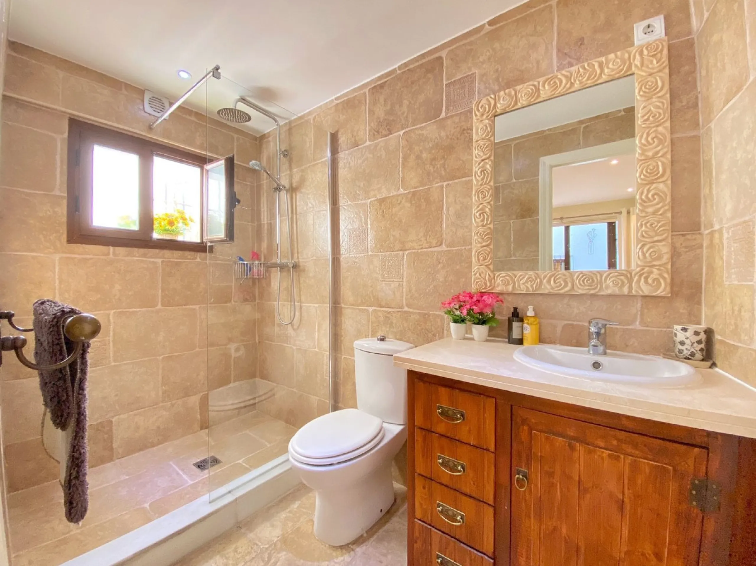 Charming house in the old town, with a stunning sunny terrace and beautiful views of the historic center.
