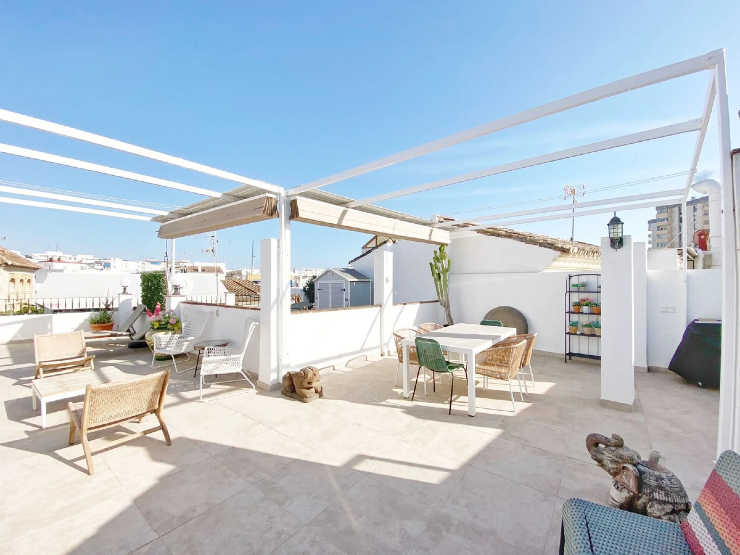 Charming house in the old town, with a stunning sunny terrace and beautiful views of the historic center.