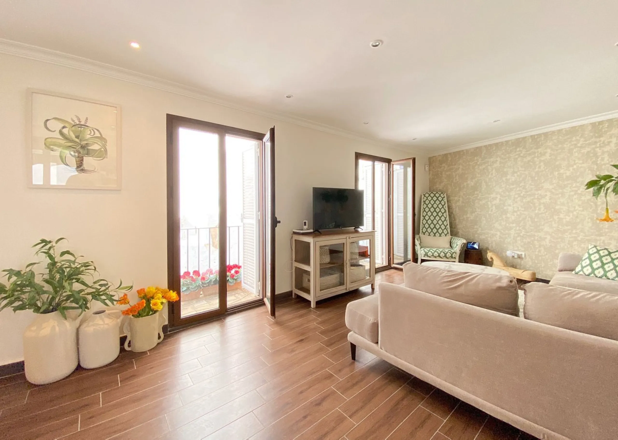 Charming house in the old town, with a stunning sunny terrace and beautiful views of the historic center.