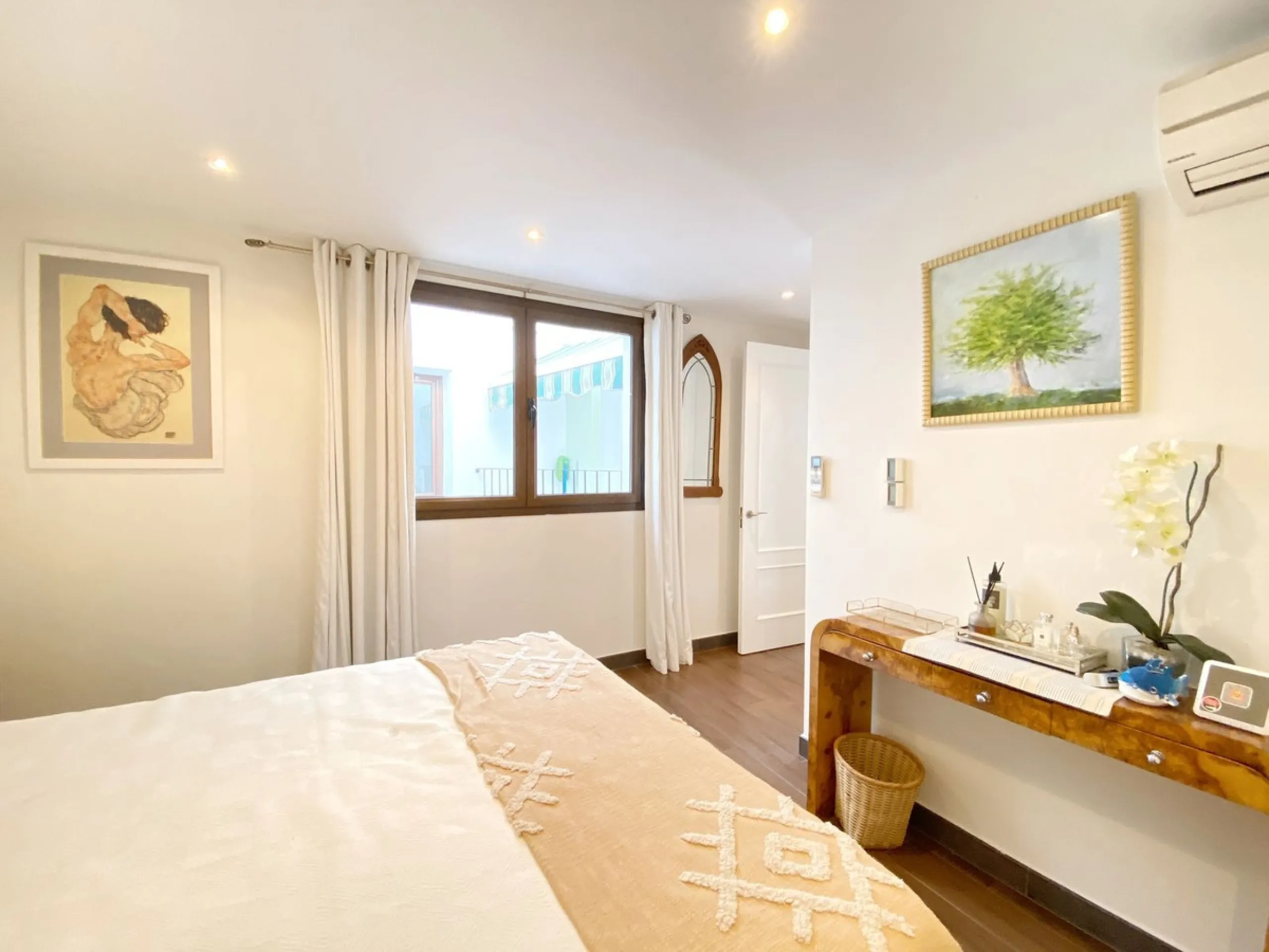 Charming house in the old town, with a stunning sunny terrace and beautiful views of the historic center.