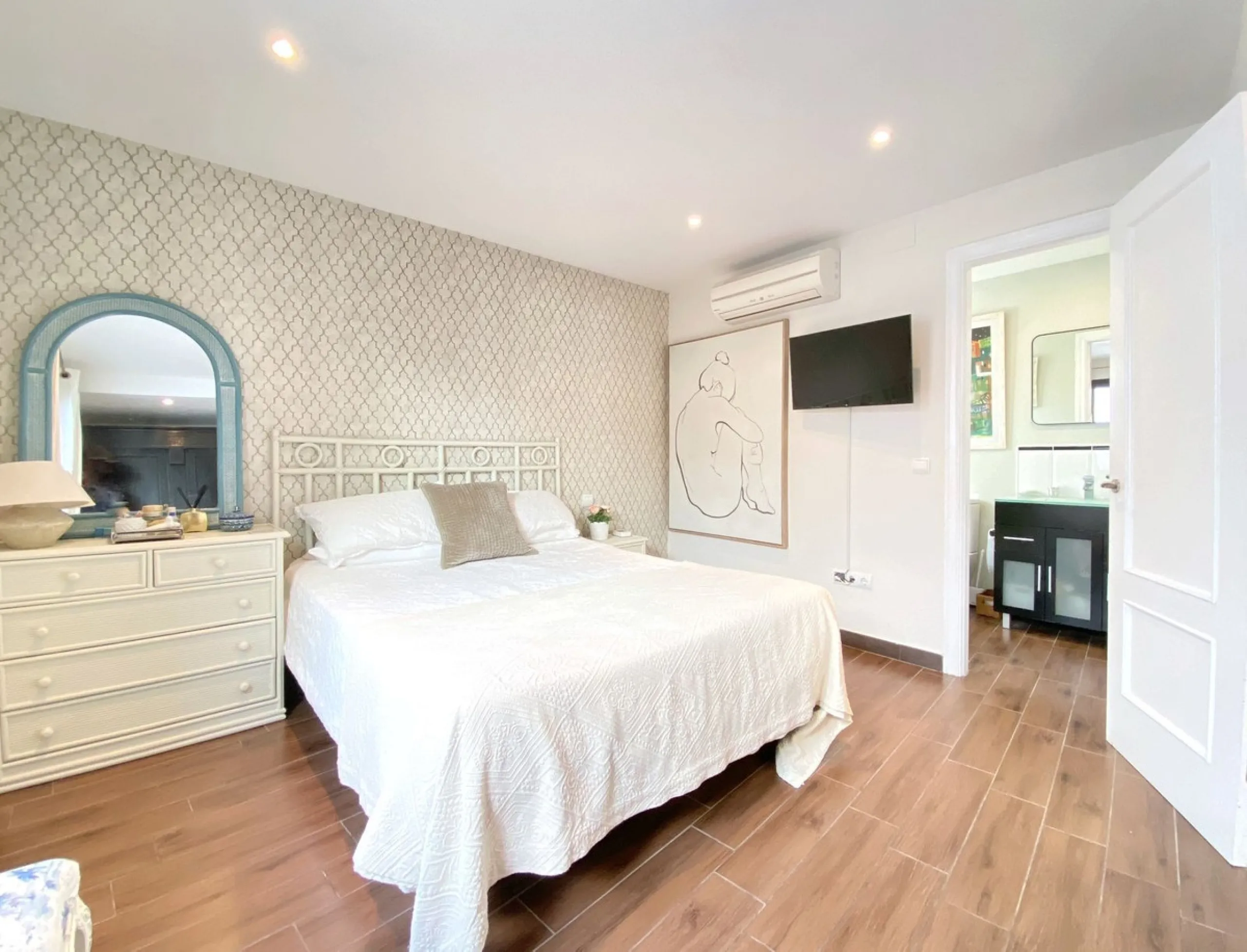 Charming house in the old town, with a stunning sunny terrace and beautiful views of the historic center.