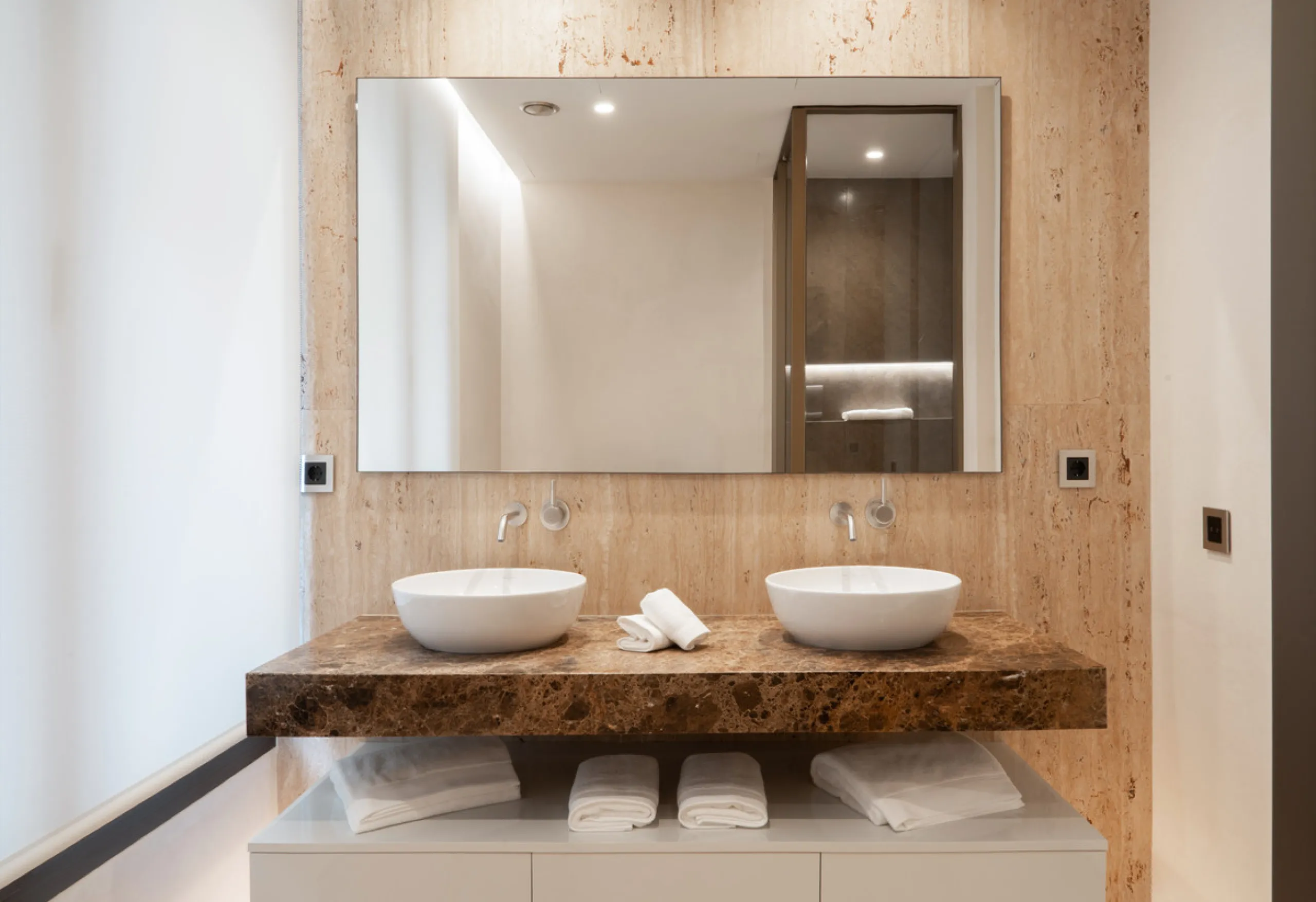 This exquisite 4-bedroom duplex in Epic Marbella by Fendi offers the ultimate in luxury living on Marbella's prestigious Golden Mile. With 337.94 m² of beautifully designed interiors and a 105.38 m² private terrace, this brand-new residence is the perfect