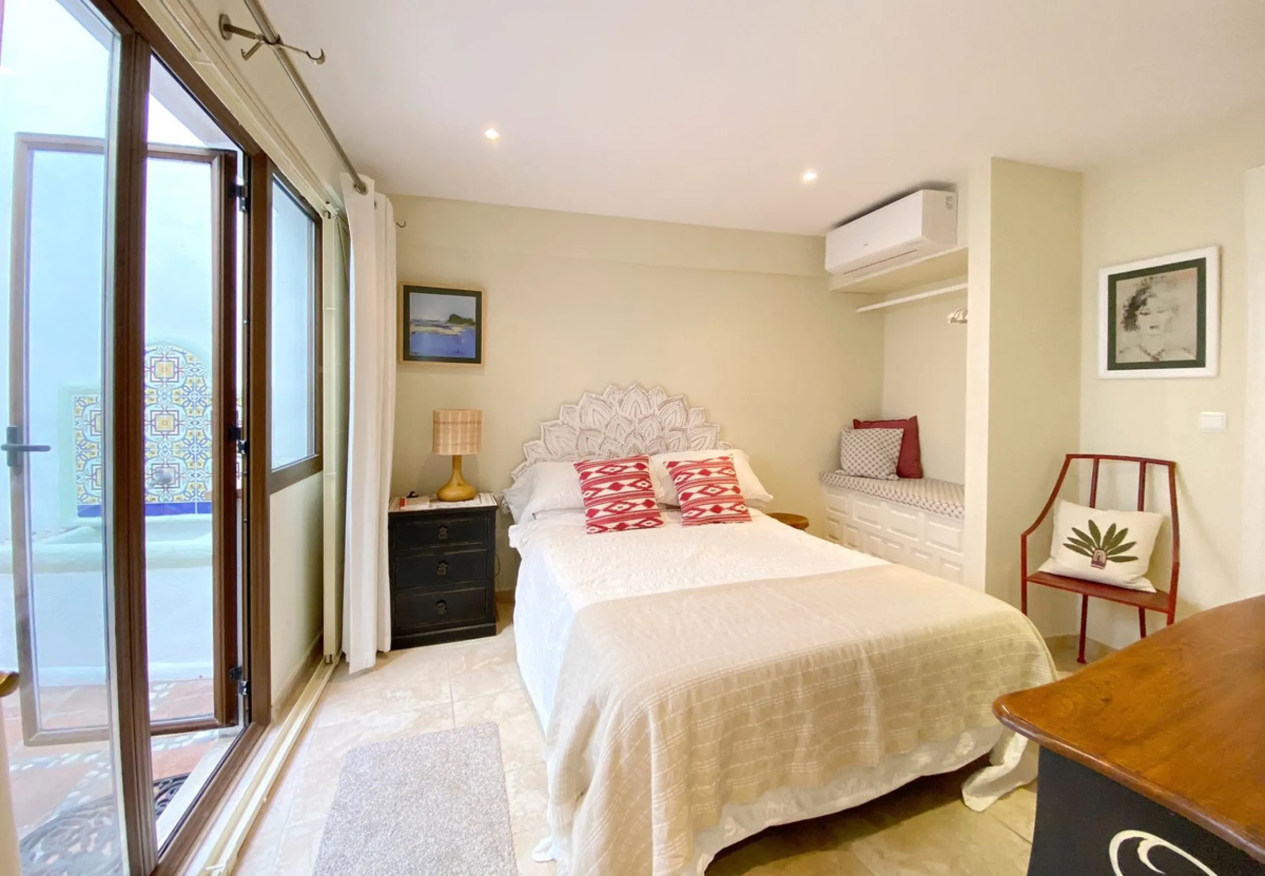 Charming house in the old town, with a stunning sunny terrace and beautiful views of the historic center.