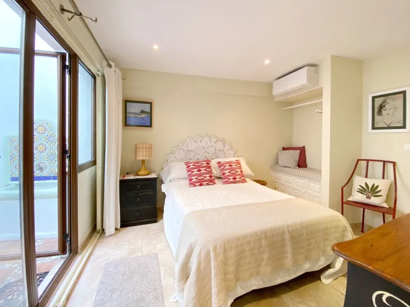 Charming house in the old town, with a stunning sunny terrace and beautiful views of the historic center.