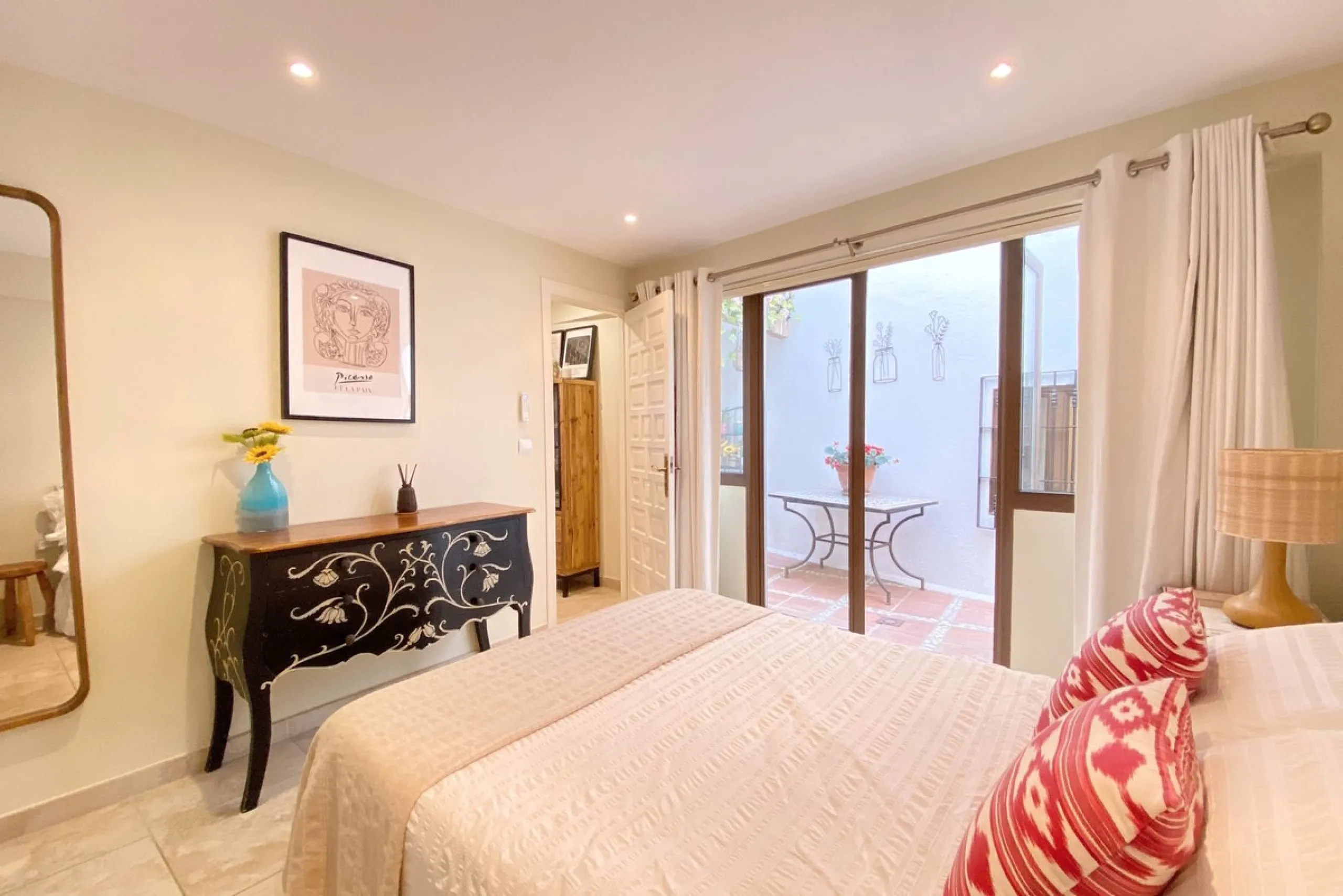 Charming house in the old town, with a stunning sunny terrace and beautiful views of the historic center.