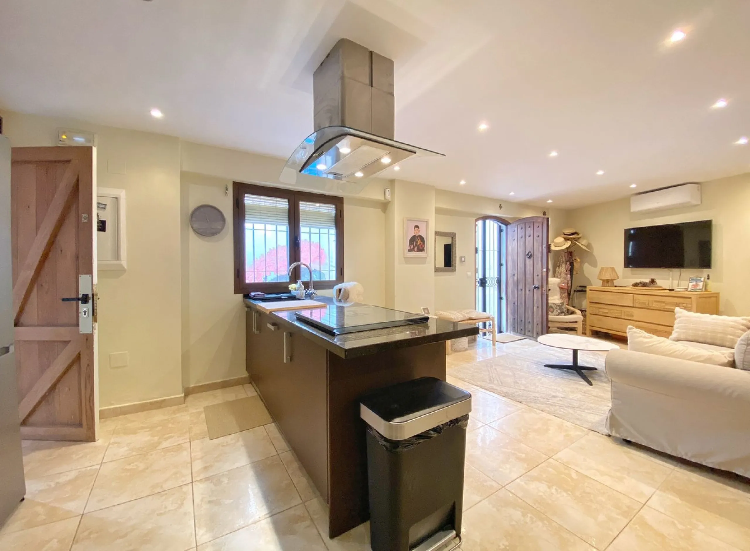 Charming house in the old town, with a stunning sunny terrace and beautiful views of the historic center.
