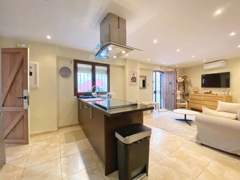 Charming house in the old town, with a stunning sunny terrace and beautiful views of the historic center.
