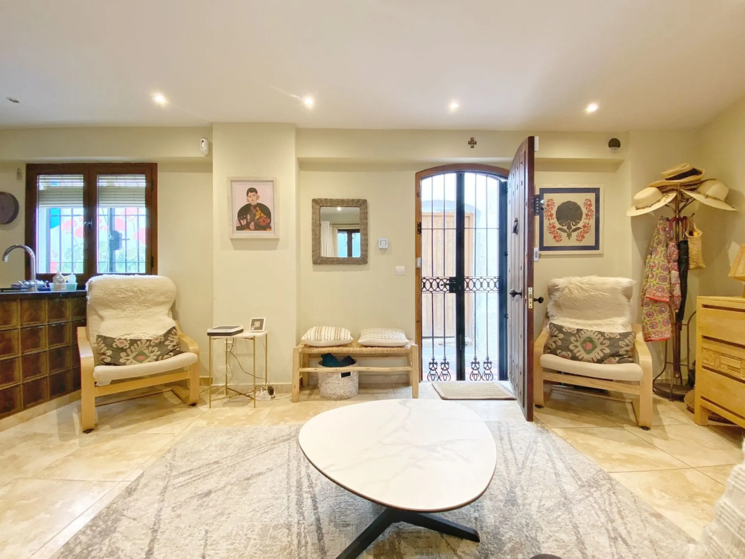 Charming house in the old town, with a stunning sunny terrace and beautiful views of the historic center.