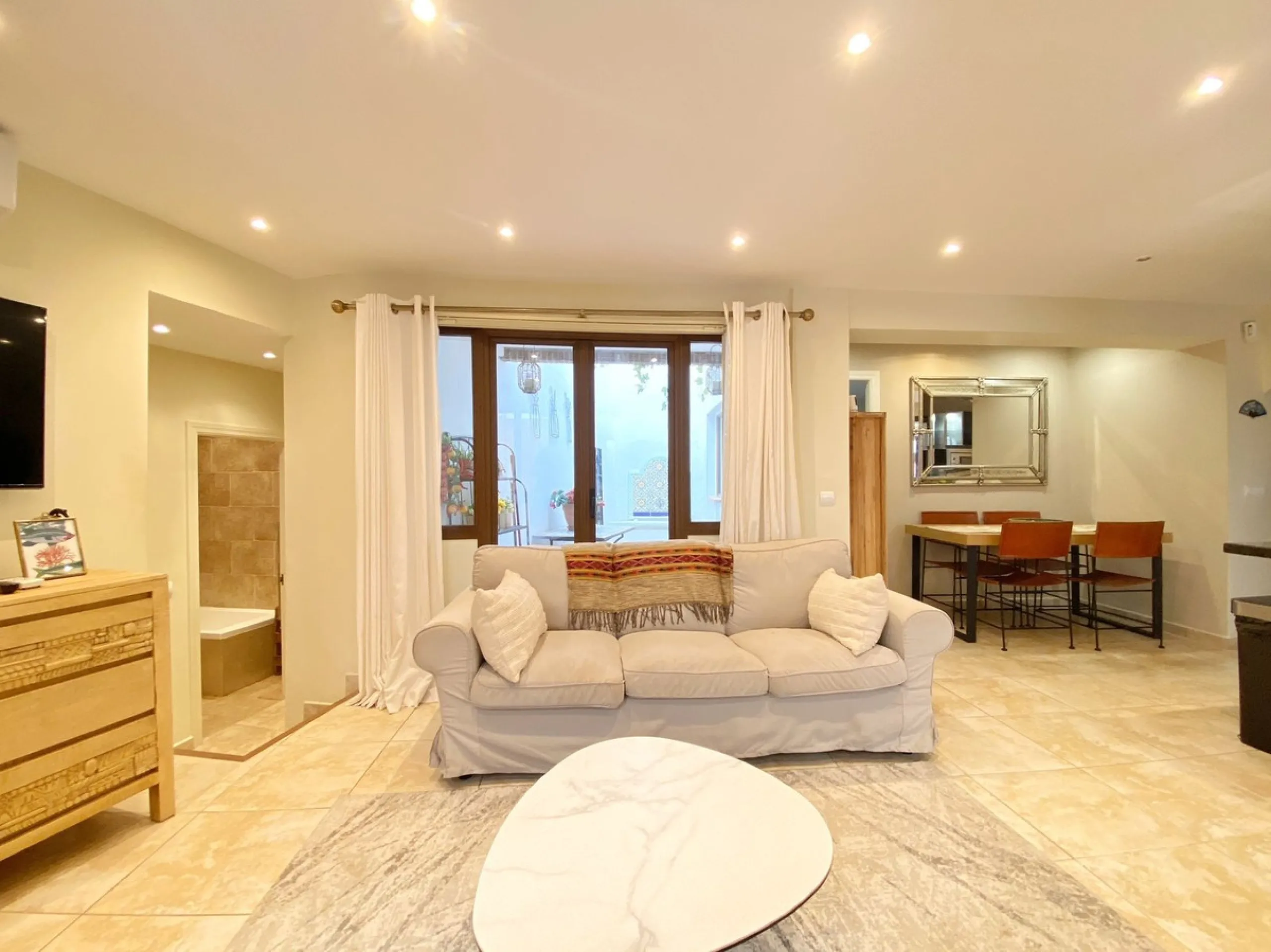 Charming house in the old town, with a stunning sunny terrace and beautiful views of the historic center.
