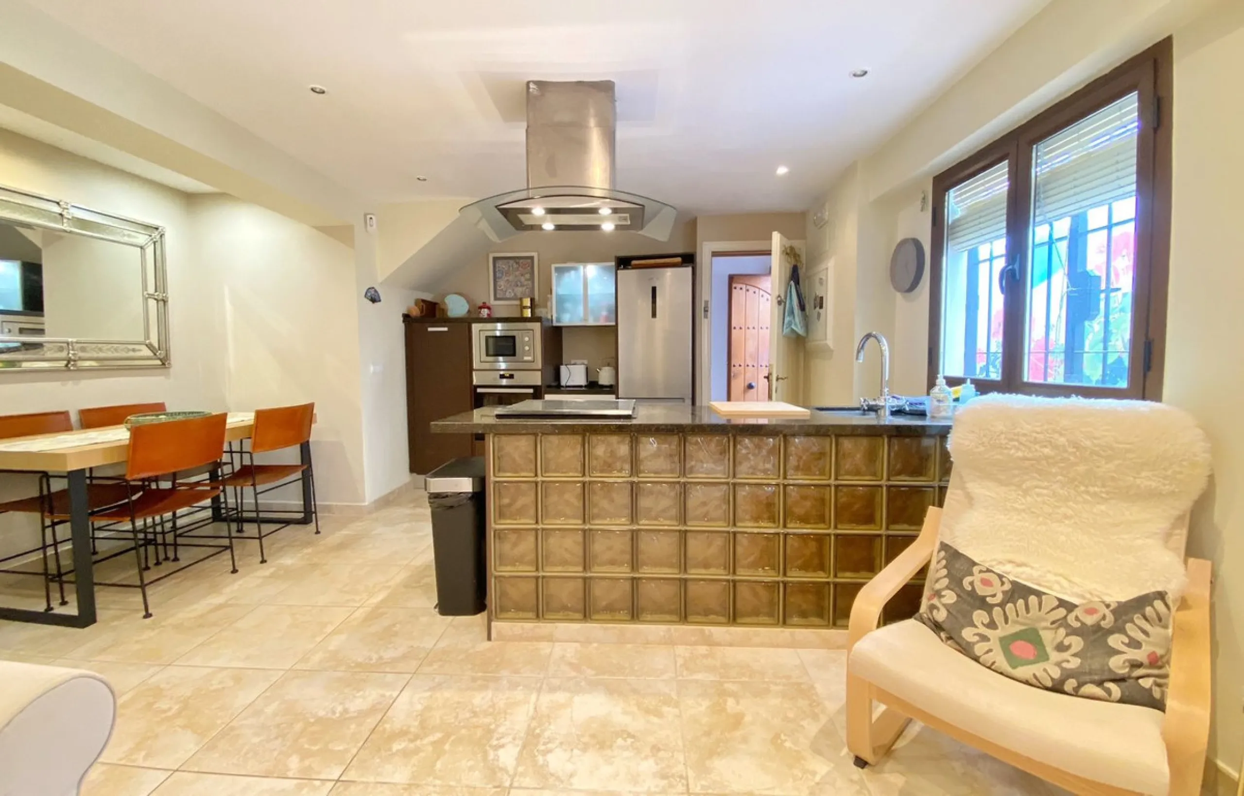 Charming house in the old town, with a stunning sunny terrace and beautiful views of the historic center.