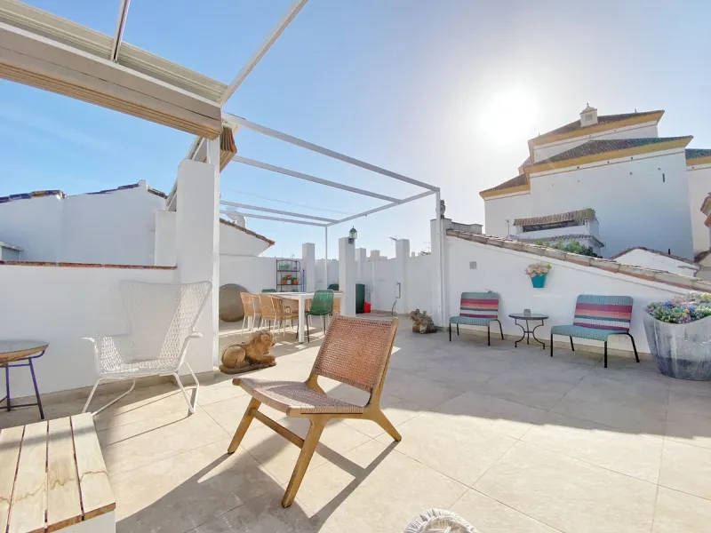 Charming house in the old town, with a stunning sunny terrace and beautiful views of the historic center.