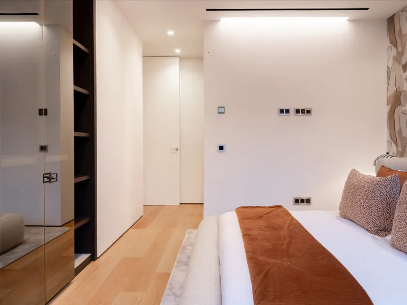 This exquisite 4-bedroom duplex in Epic Marbella by Fendi offers the ultimate in luxury living on Marbella's prestigious Golden Mile. With 337.94 m² of beautifully designed interiors and a 105.38 m² private terrace, this brand-new residence is the perfect