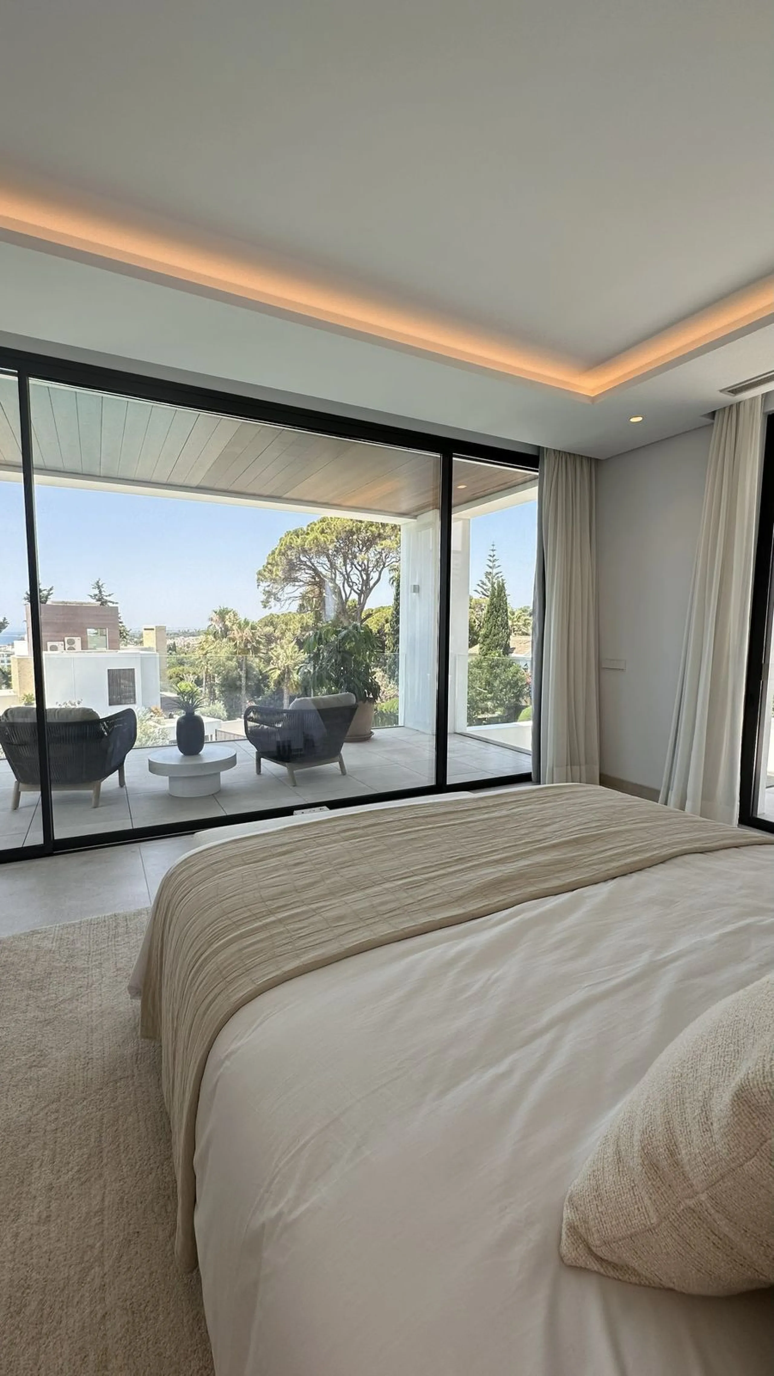 Elegant Villa in Marbella's Prestigious Golden Mile