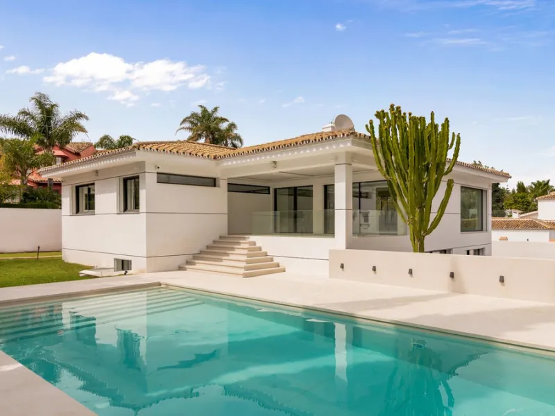 House - Detached Villa в продаже в Marbella, Málaga. В доме 6 спален и 7 ванных комнат. Площадь дома 419 м². Площадь участка 903 м²