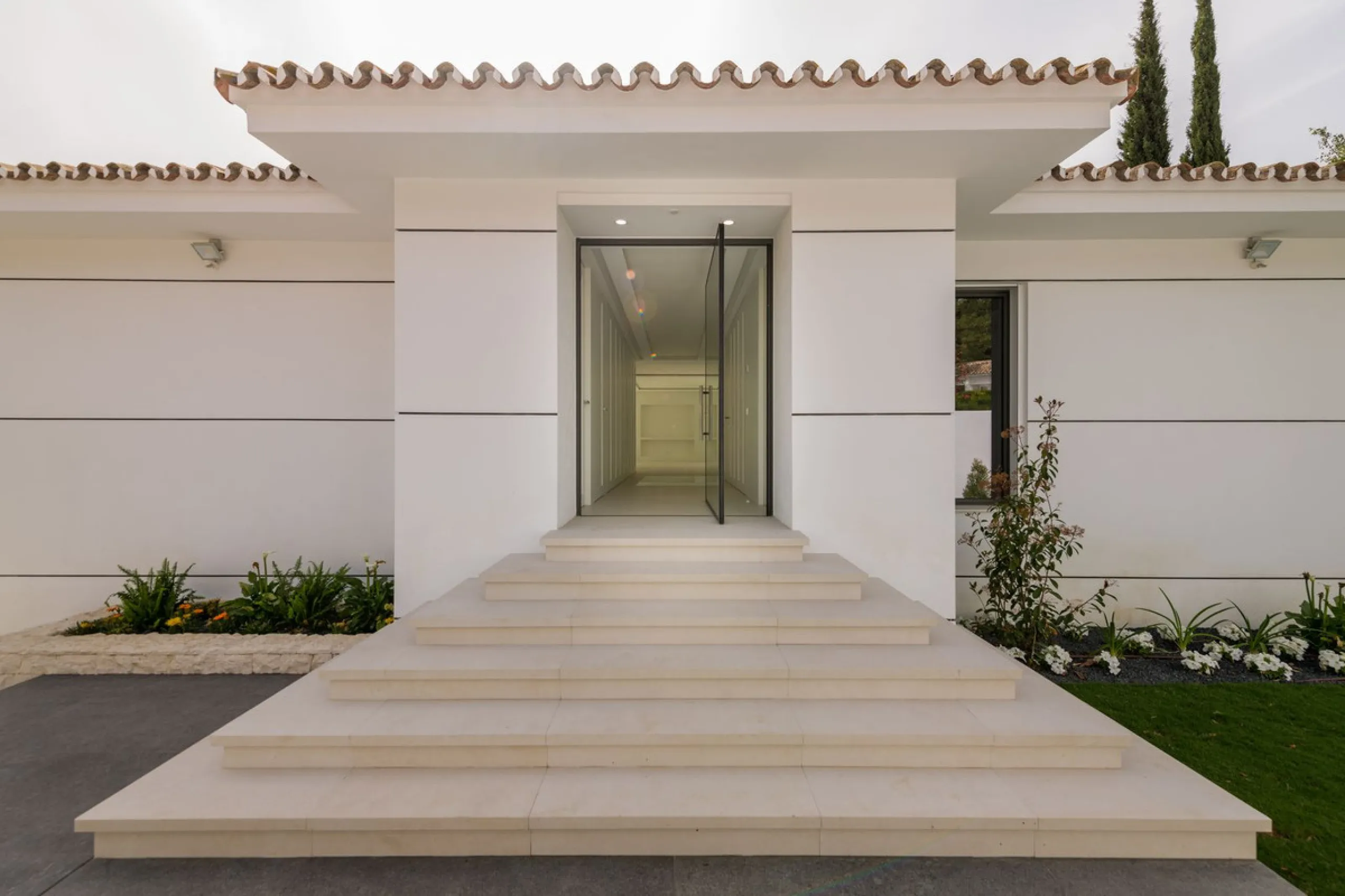 Contemporary Villa in Guadalmina – Design, Luxury & Technology just 4 minutes from the Shopping Center