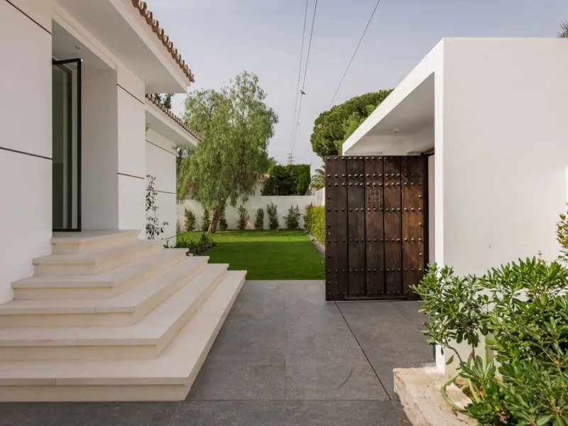 Contemporary Villa in Guadalmina – Design, Luxury & Technology just 4 minutes from the Shopping Center