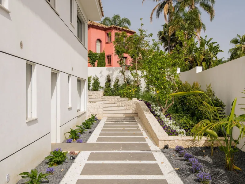 Contemporary Villa in Guadalmina – Design, Luxury & Technology just 4 minutes from the Shopping Center