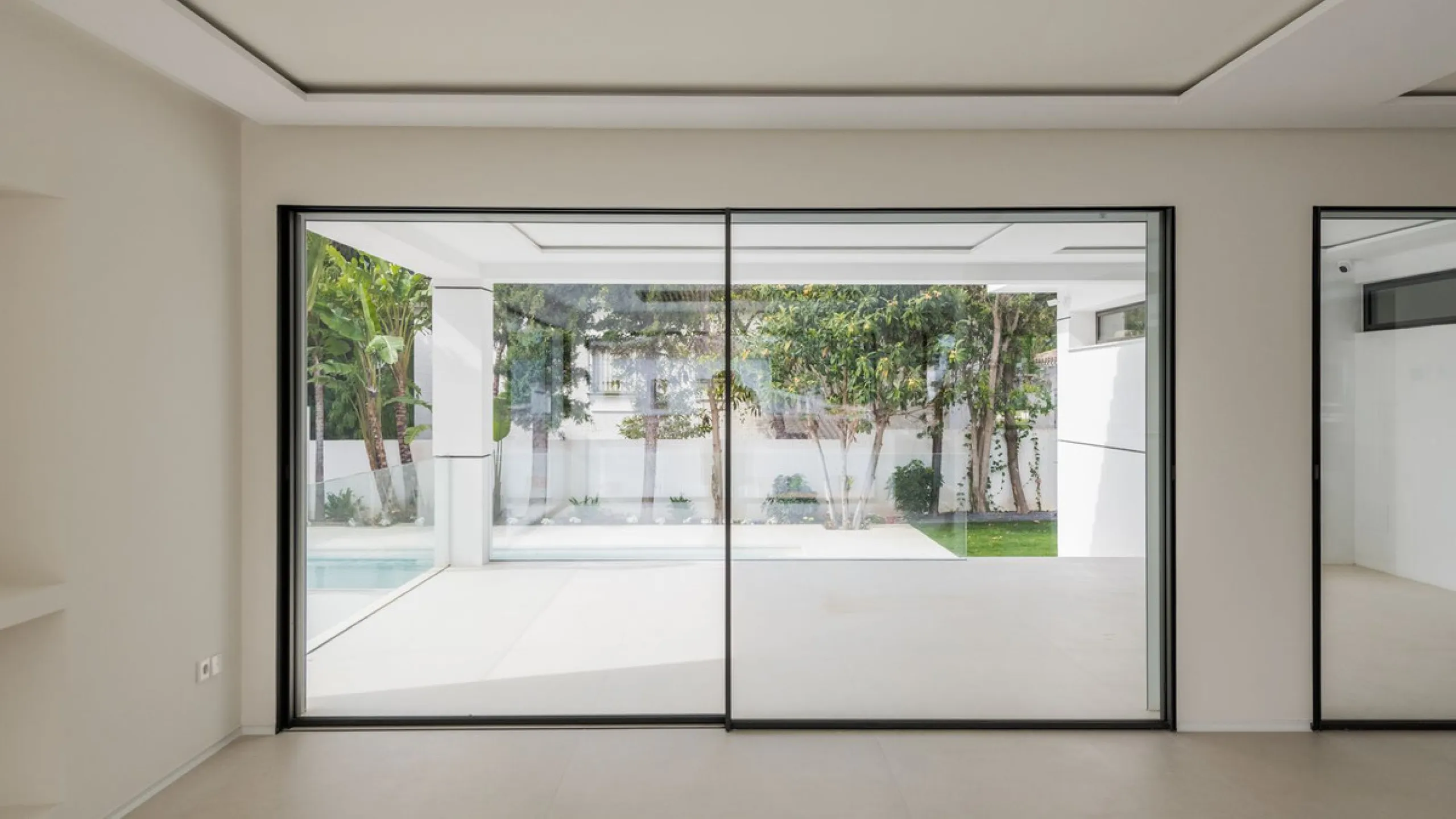 Contemporary Villa in Guadalmina – Design, Luxury & Technology just 4 minutes from the Shopping Center