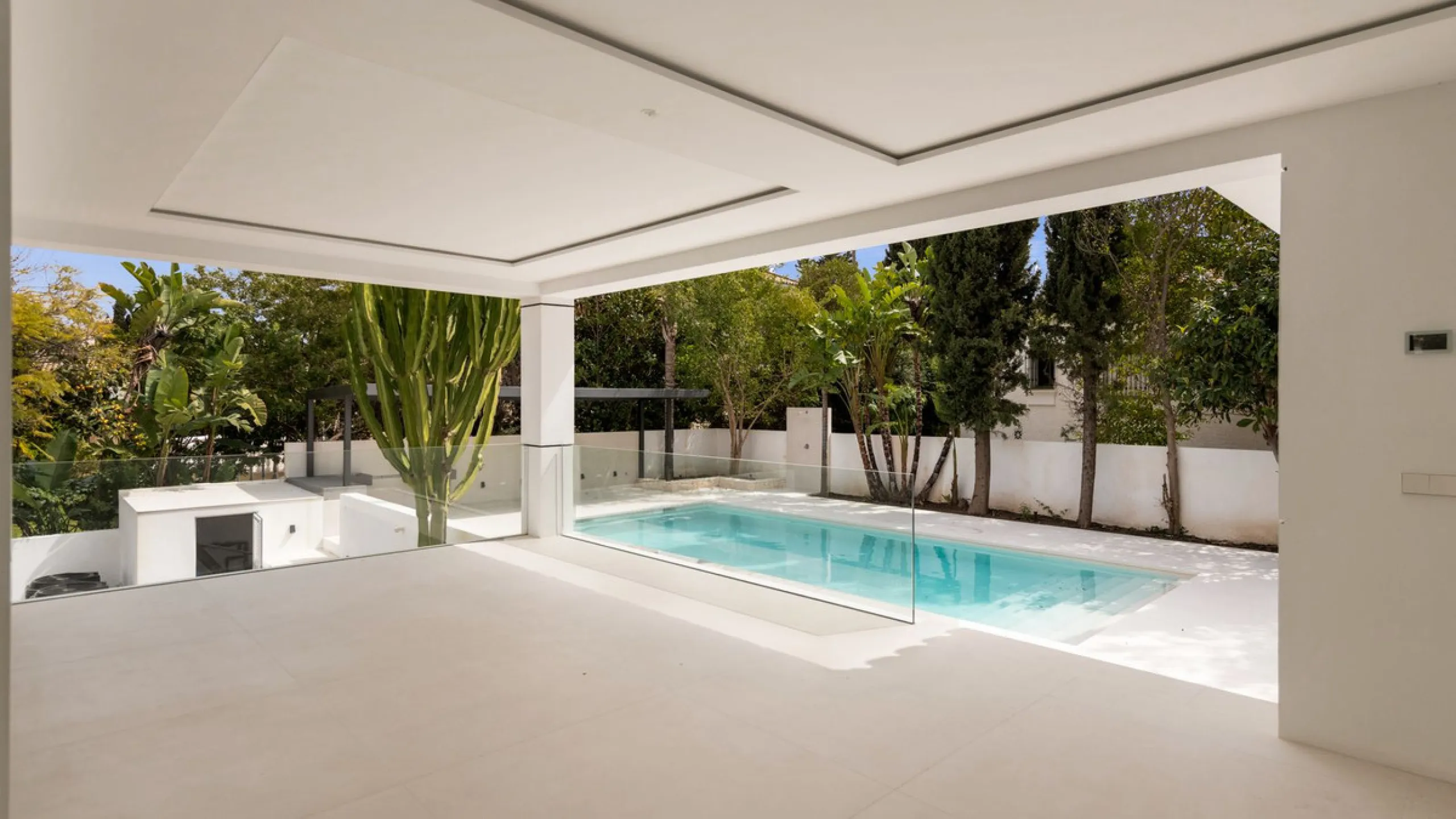 Contemporary Villa in Guadalmina – Design, Luxury & Technology just 4 minutes from the Shopping Center