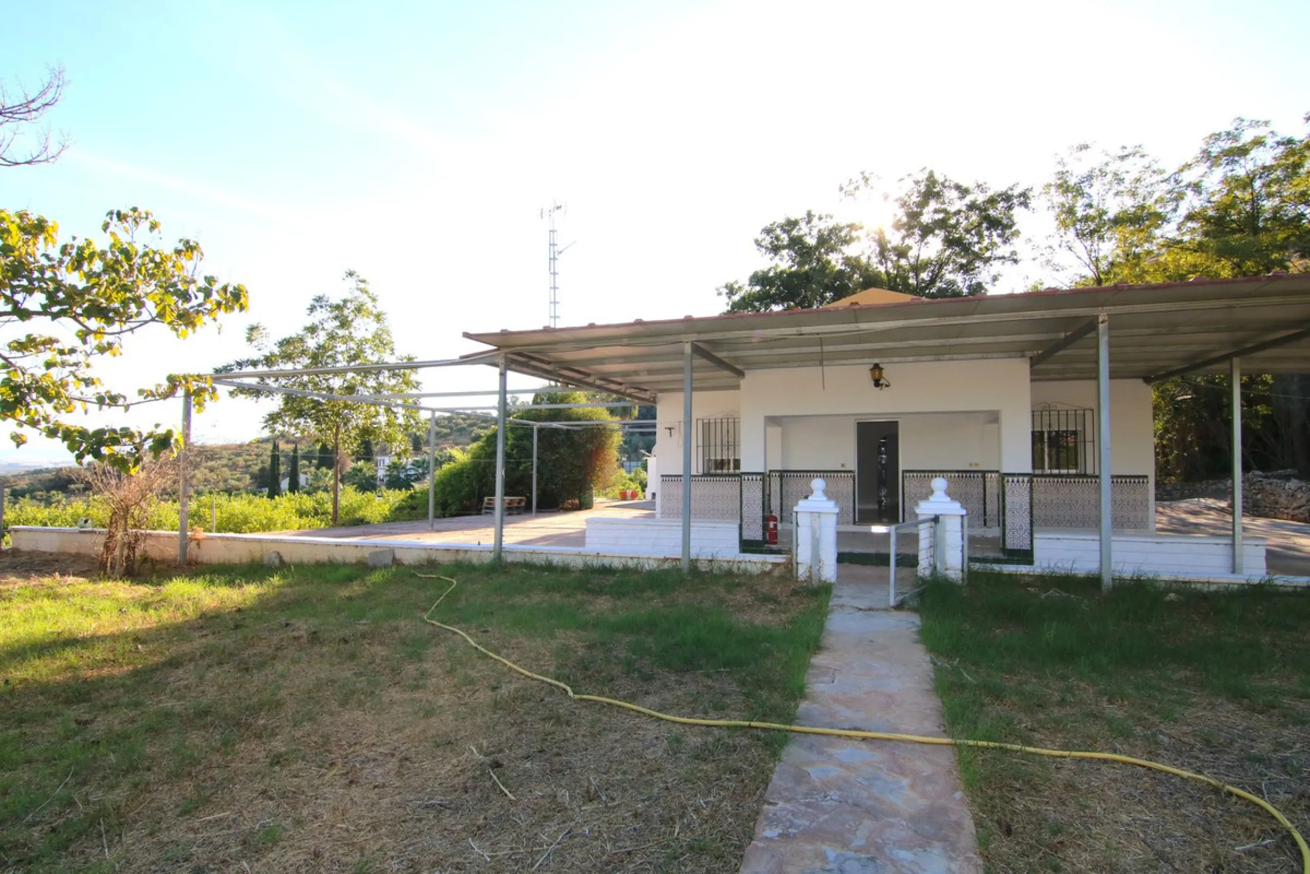SPECTACULAR PLOT OF ALMOST 6000 METERS WITH HOUSE, STORAGE BUILDING, JUST A STONE'S THROW FROM MALAGA AND THE CAMINITO DEL REY...