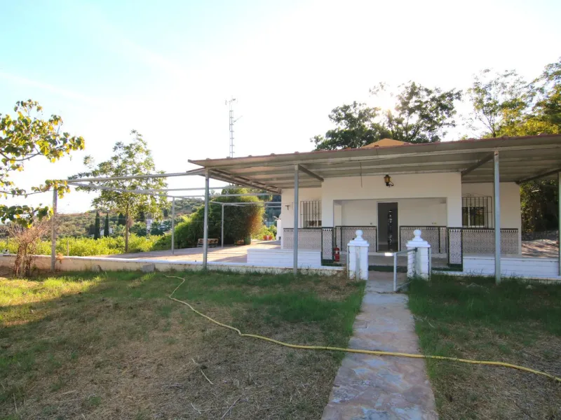 SPECTACULAR PLOT OF ALMOST 6000 METERS WITH HOUSE, STORAGE BUILDING, JUST A STONE'S THROW FROM MALAGA AND THE CAMINITO DEL REY...