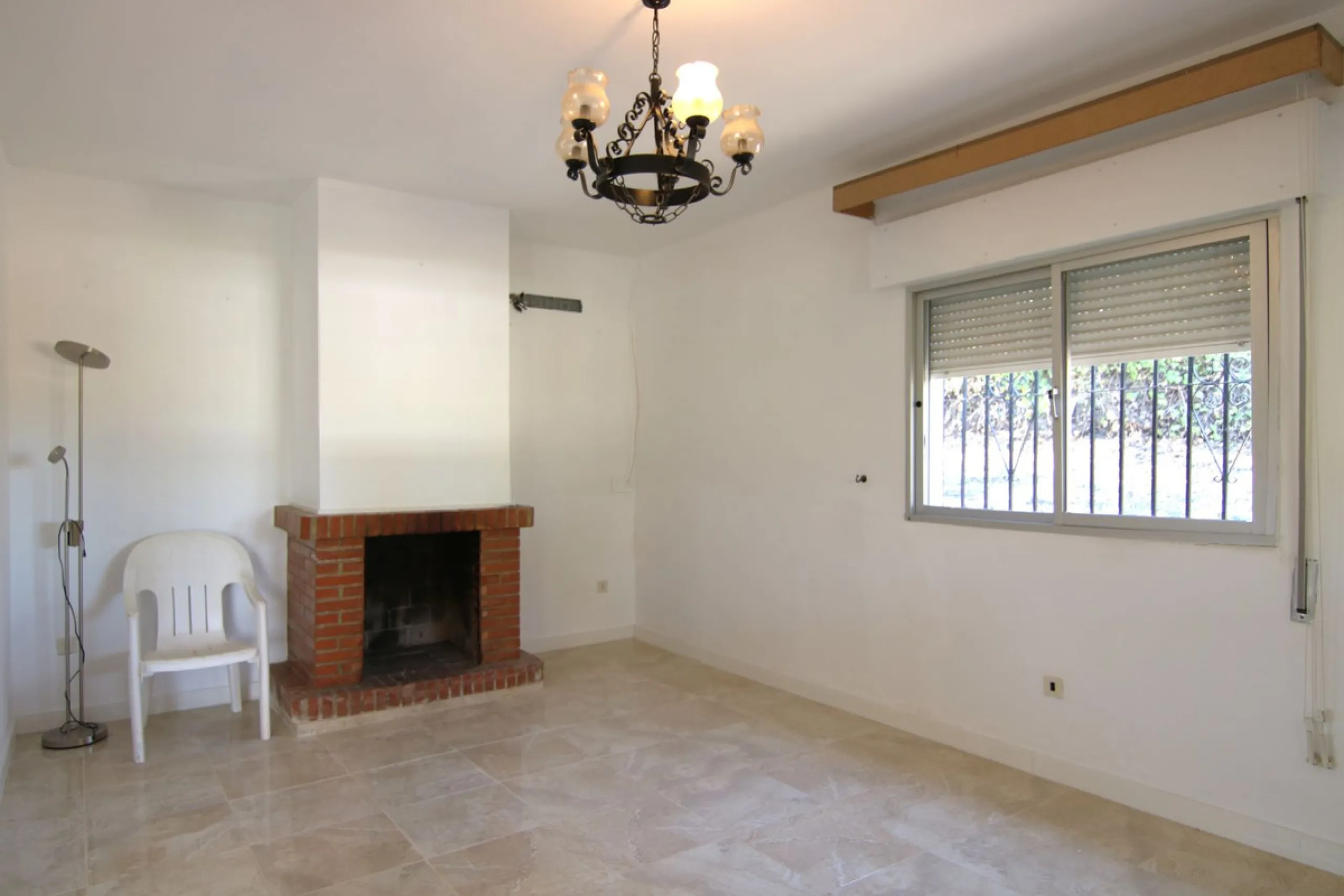 SPECTACULAR PLOT OF ALMOST 6000 METERS WITH HOUSE, STORAGE BUILDING, JUST A STONE'S THROW FROM MALAGA AND THE CAMINITO DEL REY...
