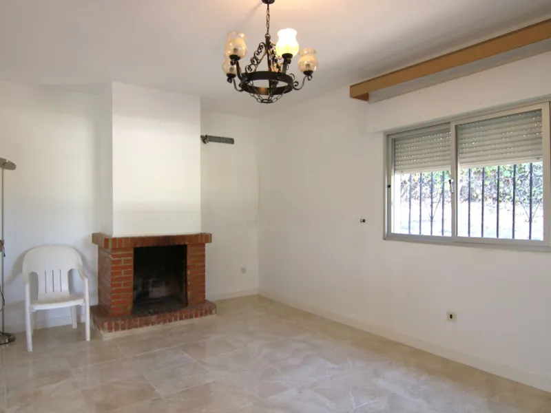 SPECTACULAR PLOT OF ALMOST 6000 METERS WITH HOUSE, STORAGE BUILDING, JUST A STONE'S THROW FROM MALAGA AND THE CAMINITO DEL REY...