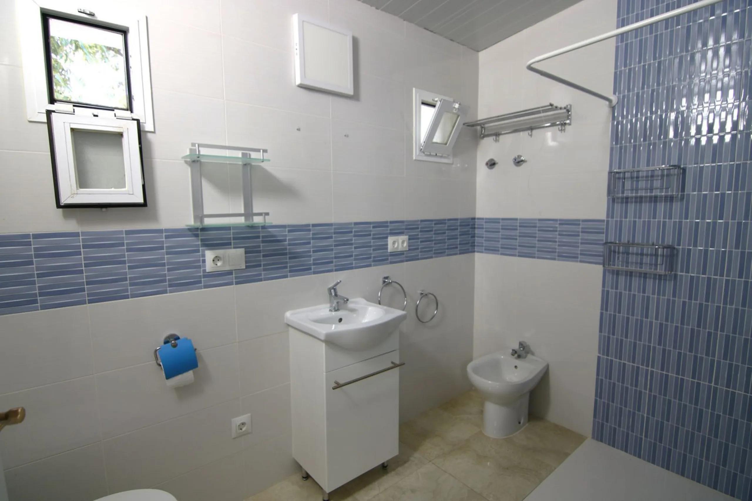 SPECTACULAR PLOT OF ALMOST 6000 METERS WITH HOUSE, STORAGE BUILDING, JUST A STONE'S THROW FROM MALAGA AND THE CAMINITO DEL REY...