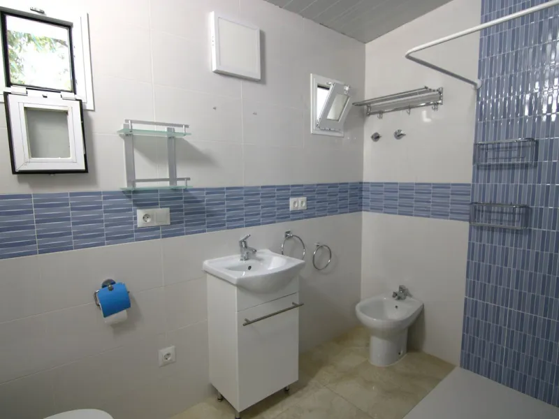 SPECTACULAR PLOT OF ALMOST 6000 METERS WITH HOUSE, STORAGE BUILDING, JUST A STONE'S THROW FROM MALAGA AND THE CAMINITO DEL REY...