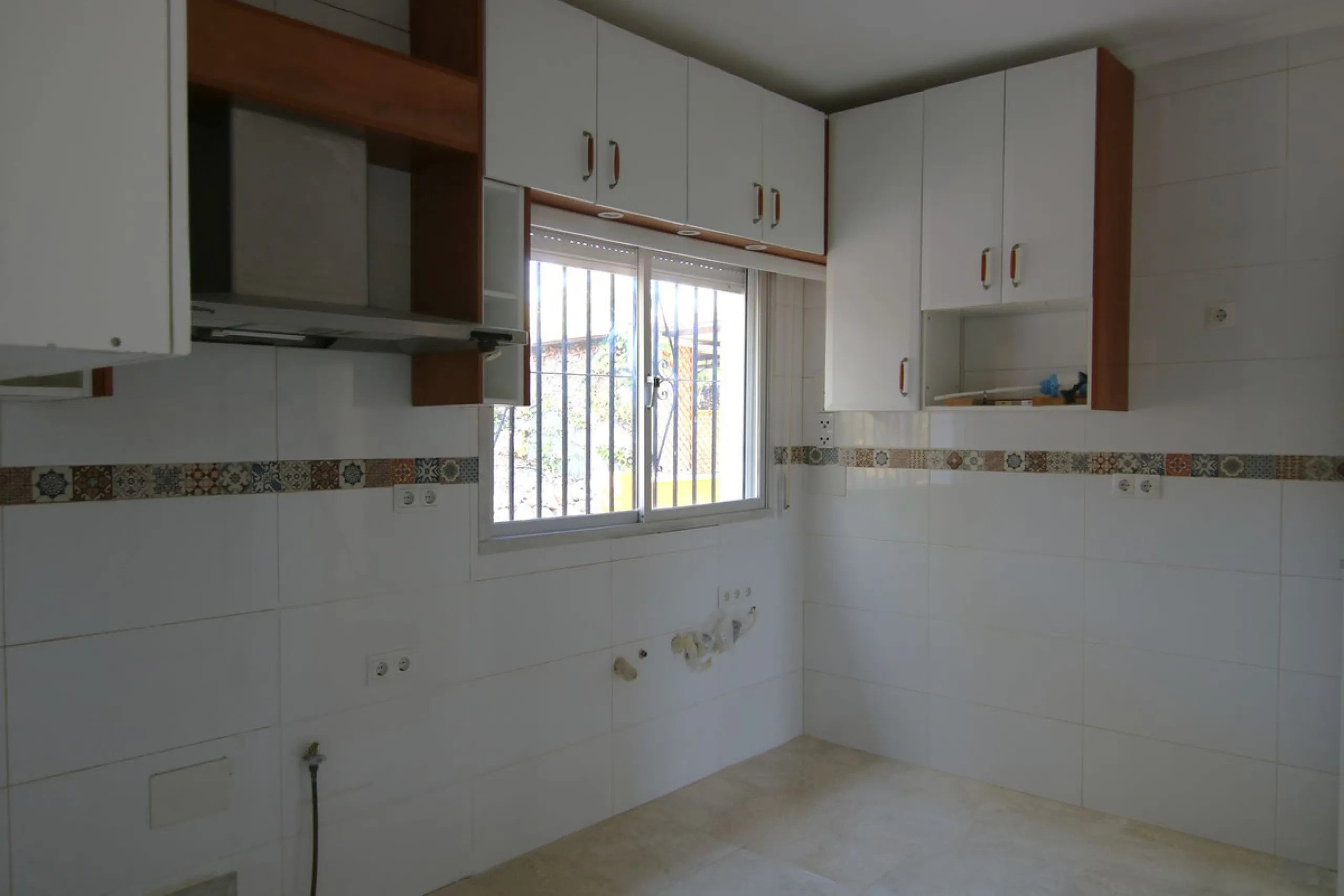 SPECTACULAR PLOT OF ALMOST 6000 METERS WITH HOUSE, STORAGE BUILDING, JUST A STONE'S THROW FROM MALAGA AND THE CAMINITO DEL REY...