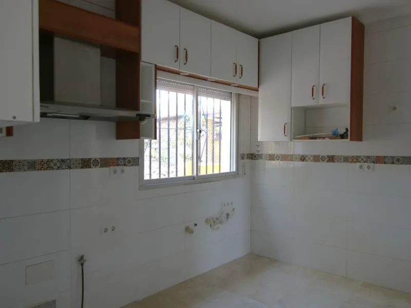 SPECTACULAR PLOT OF ALMOST 6000 METERS WITH HOUSE, STORAGE BUILDING, JUST A STONE'S THROW FROM MALAGA AND THE CAMINITO DEL REY...