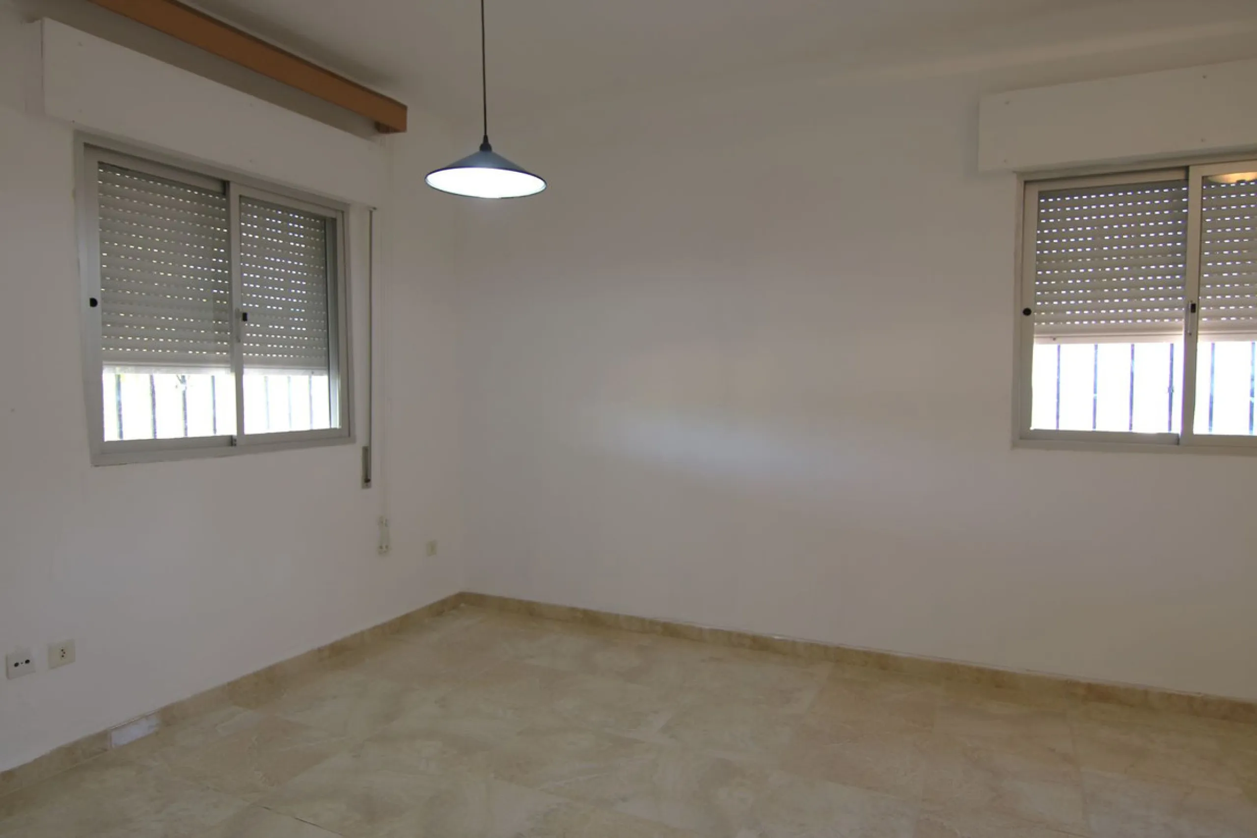 SPECTACULAR PLOT OF ALMOST 6000 METERS WITH HOUSE, STORAGE BUILDING, JUST A STONE'S THROW FROM MALAGA AND THE CAMINITO DEL REY...